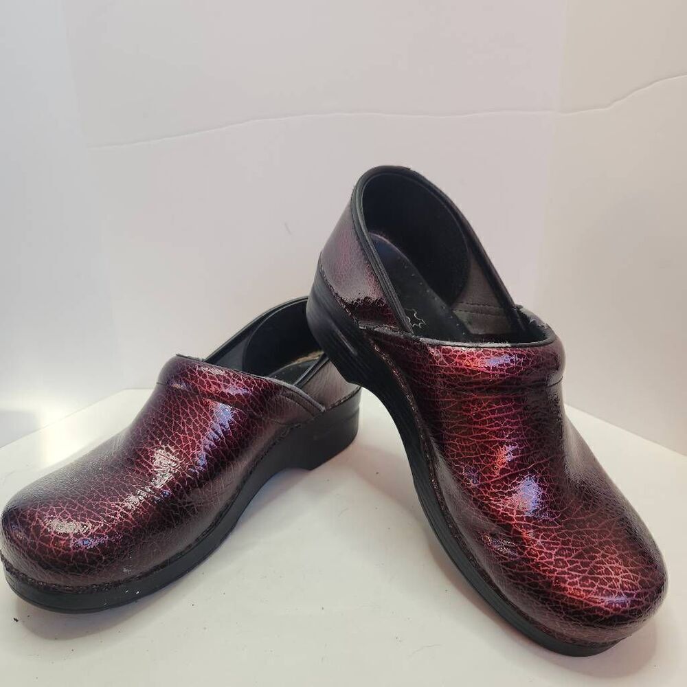 Dansko Womens Dark Red Crackle Design Professional Clog Comfort Shoes Size 40
